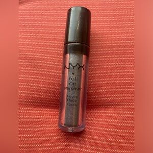 NYX ROLL ON SHIMMER ONYX